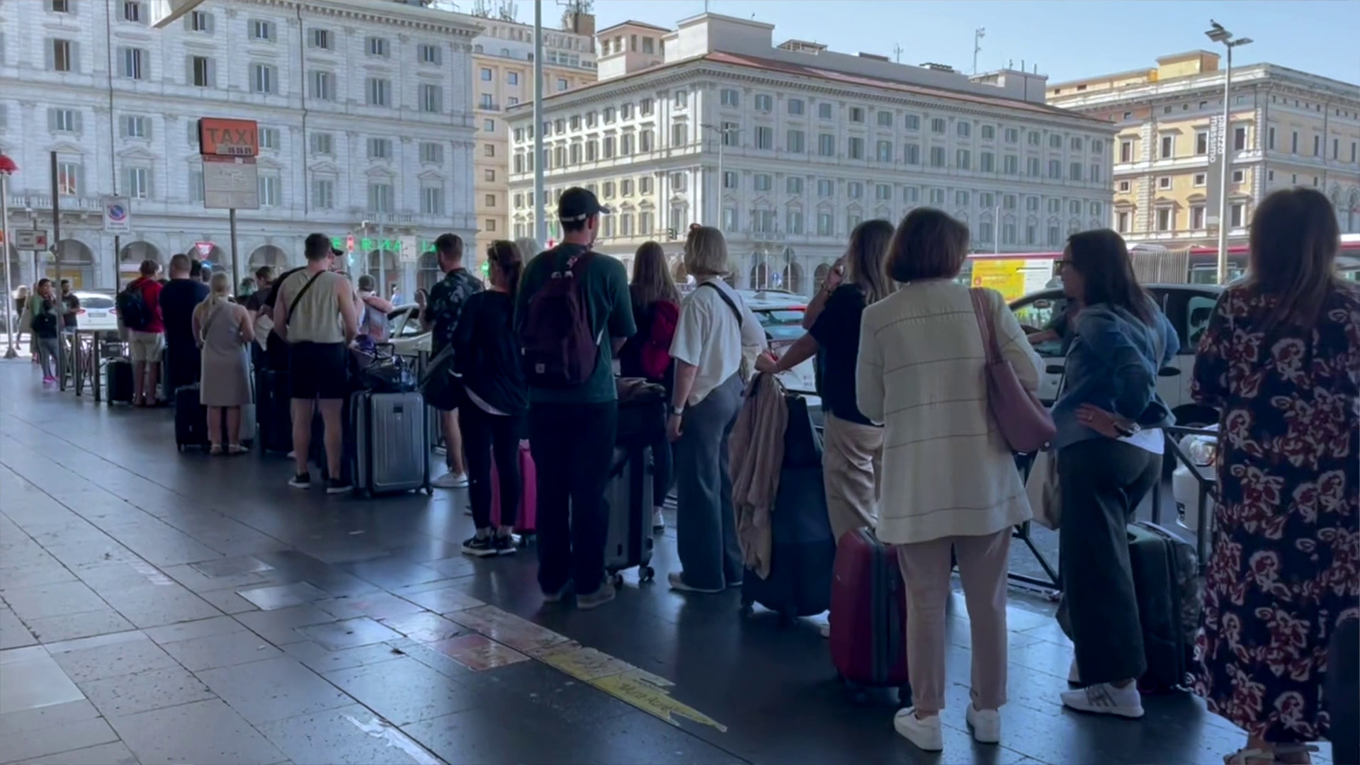 Video Prendere un taxi è sempre di più un percorso a ostacoli