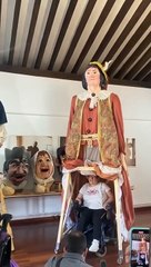 Cristina Gay baila la primera giganta inclusiva de Navarra, hecha para personas con movilidad reducida