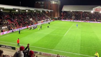 Hakem, tribünde kalp krizi geçiren taraftar için maçı durdurmadığına bin pişman oldu! Sahaya daldılar