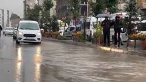 Yüksekova'da sağanak yağış: Caddeler göle döndü, araçlar suya gömüldü