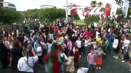 Les élèves de la maternelle ont vendu leurs produits artisanaux, acheté de la nourriture et en ont fait don au refuge pour animaux.