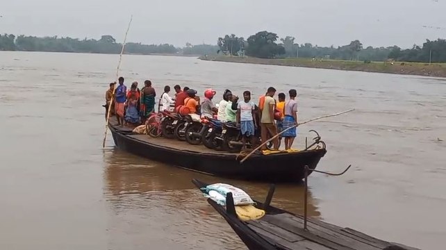 বাড়ছে দামোদরের জল, বিপদ মাথায় নিয়ে খেয়া পারাপার করছেন ১৩ টি গ্রামের মানুষ!