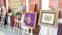 Erbaş a inauguré l'exposition composée d'œuvres d'artistes de la région du tremblement de terre.