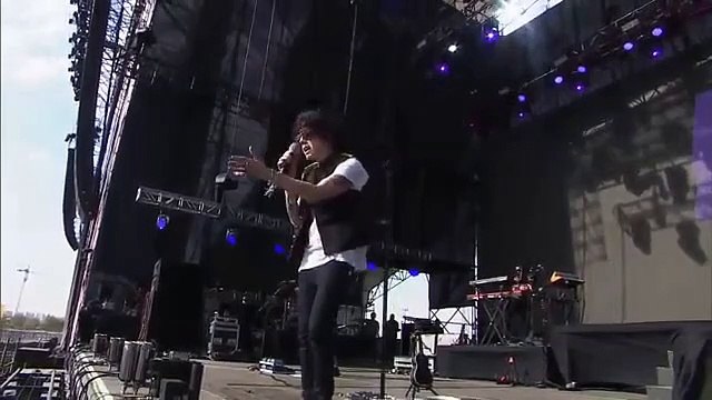 LP chante The One That You Love en live