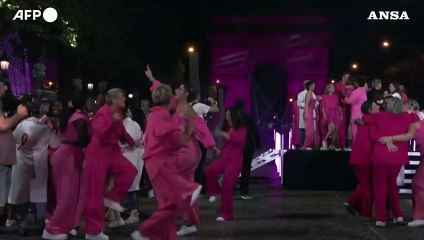 Parigi, l'Arco di Trionfo si illumina di rosa per la lotta contro il tumore al seno