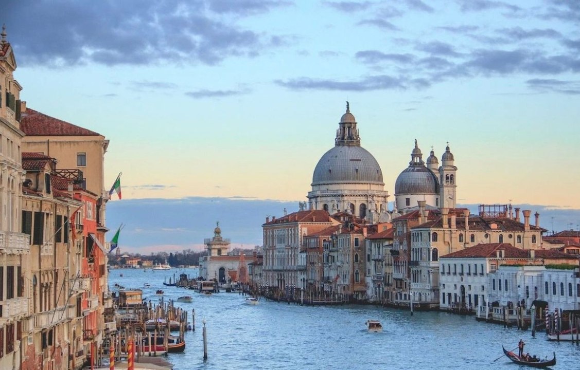 Italie : un bus chute d'un pont à Venise, au moins 20 morts