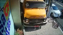 Vídeo: homem escapa por pouco de colisão com caminhão desgovernado
