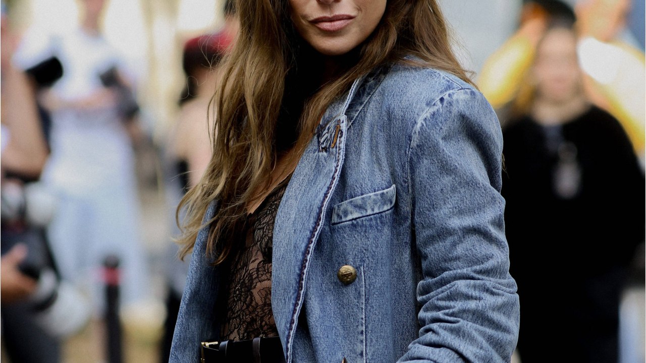 Laura Smet ose la dentelle transparente à la Fashion Week de Paris, et c'est un grand OUI !