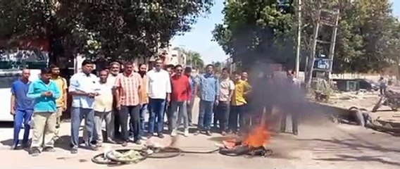 सड़क पर लगाया जाम, टायर फूंककर जताया विरोध
