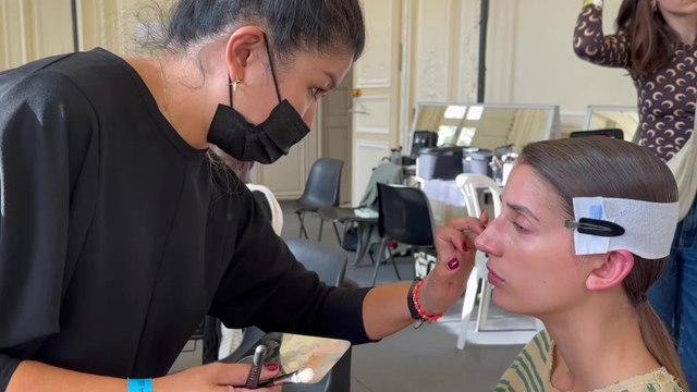 GALA VIDÉO - GALA BACKSTAGE : Dans les coulisses du défilé Victoria Beckham printemps-été 2024