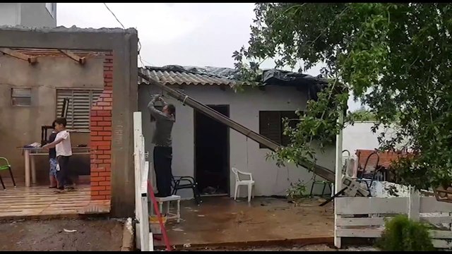 Parece cena de guerra , moradores do Paulo Godoy mostram danos provocados pelo temporal