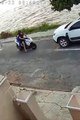 Il tente de secourir deux jeunes femmes après un accident de scooter, elles vont le regretter ! (Vidéo)