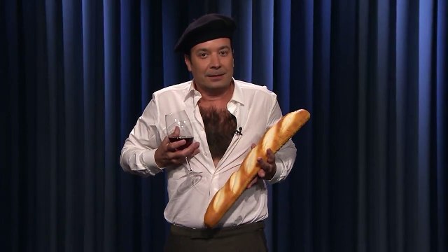 Le présentateur US, Jimmy Fallon parodie Emmanuel Macron et se moque de la psychose française sur les punaises de lit en interprétant une chanson : Elles peuvent ramper partout, même dans les poils de mon torse