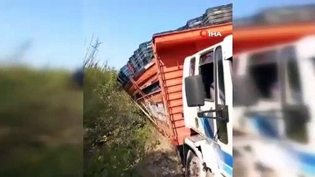 Un camion chargé d'agrumes est tombé dans le fossé sur la route