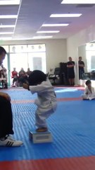 Un enfant de 3 ans tente de casser une planche en Taekwondo