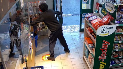 Young thief enters a shop and runs away after stealing the staff's Christmas tips