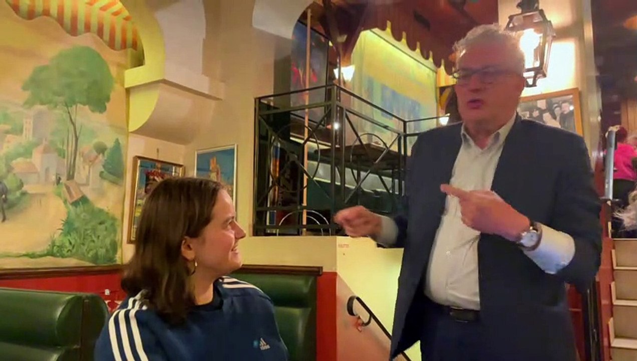 Magicien mentaliste Francky Le Tricheur. Mentalisme en magie de close up avec un jeu de cartes