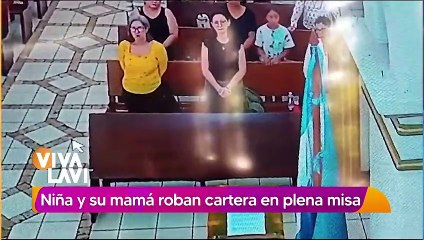 Niña y su mamá roban cartera en plena misa