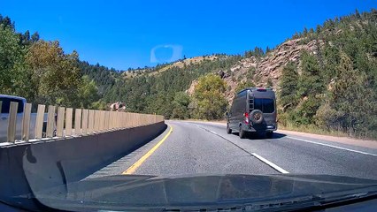 De la fumée s'échappe d'un camion