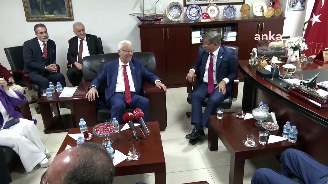Karamollaoğlu ve Davutoğlu, Emekli Derneklerini Ziyaret Etti: "Kolay Zengin Olmuş Kesimin Oturdukları Masada Ufak Bir Bahşiş Olarak Verdiği Rakamı...