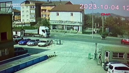 Geri manevra yapan tır motosikletliyi metrelerce sürükledi