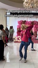 Cumpleañera recibe inusual sorpresa en su fiesta temática ¿Y dónde están las rubias?