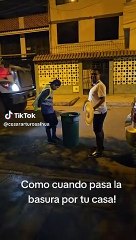 Joven bota basura con singular estilo 'solo le faltó la coreografía'