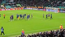 Celtic - Lazio, l'abbraccio coi tifosi a fine gara