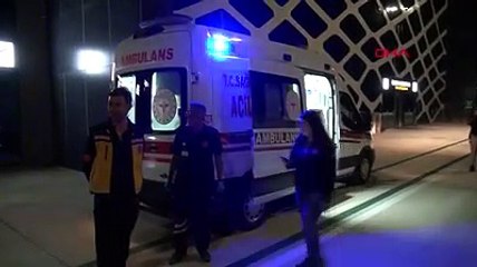 Ambulans çukura saplandı, vatandaşlar yardıma koştu
