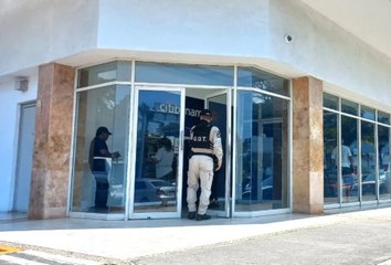 Vigilan Policías bancos y centros comerciales de Vallarta