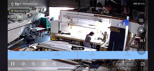 Un employé d'entrepôt abandonne