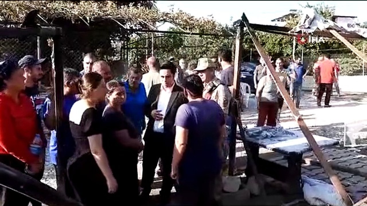 Une main de compassion de l'État aux victimes du tremblement de terre dont les tentes ont brûlé