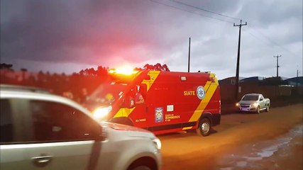 Mulher atinge linha de pipa com cerol andando de moto e quase é degolada na Avenida Piquiri