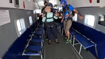 El increíble salto en paracaídas de una mujer de 104 años