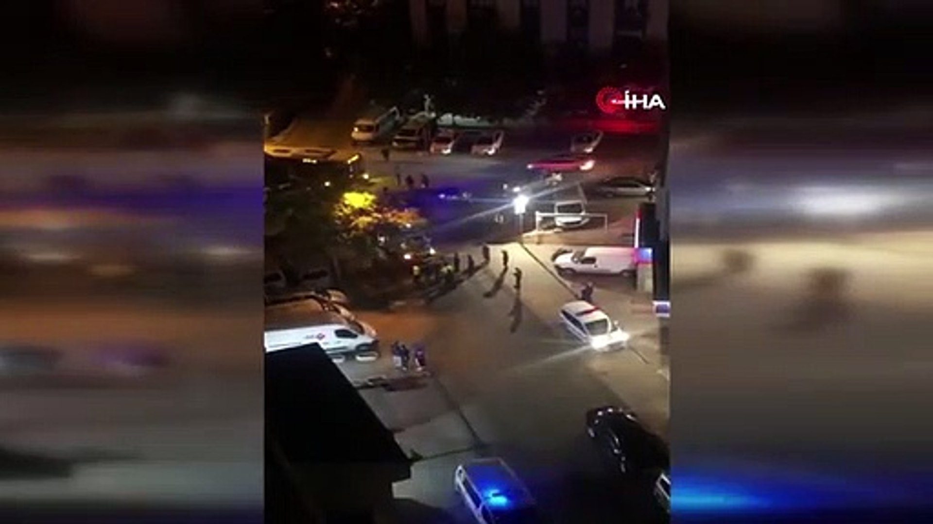 Ataşehir'de motosiklet ile minibüs çarpıştı: 1 yaralı - Dailymotion Video