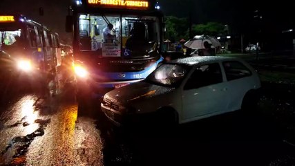 Sem energia elétrica na Av. Tancredo, carro e ônibus se envolvem em acidente em local com semáforo