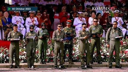 Aksi Memukau 25 Penerjun TNI Polri Menghiasi Langit Jakarta di HUT ke 78 TNI