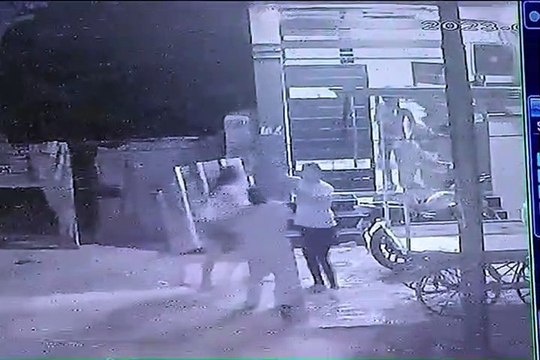 Video: लड़कियों ने खुद फाड़े कपड़े और दर्ज करा दिया पॉक्सो एक्ट में केस, सीसीटीवी ने खोल दी पोल