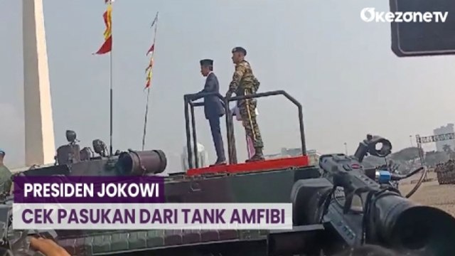 Naik Tank Amfibi, Presiden Jokowi Cek Pasukan Upacara HUT TNI ke-78 di Monas
