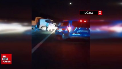 Düzce’de at sürüsüne çarpan otomobil zincirleme kazaya neden oldu