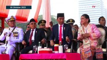 Bikin Jokowi Kagum! Aksi Srikandi TNI Terjun Payung Hingga Berikan Bunga ke Iriana
