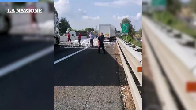 Incidente in A1, camion ribaltato