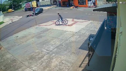 Vídeo mostra Palio fazendo retorno na via e batendo contra motociclista