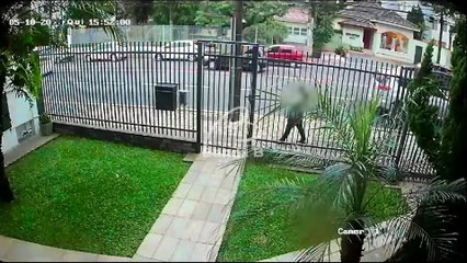 Vídeo mostra mãe e filha sendo atropeladas em ponto de ônibus