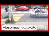 Homens em carro roubam bicicleta de ciclista em movimento no Chile