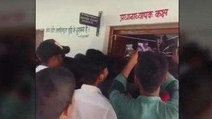 छात्रा से क्लास में गंदी हरकत करते थे गुरुजी! लोगों ने पकड़कर कूटा, वीडियो वायरल