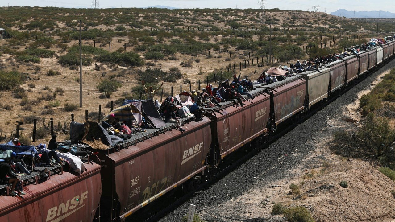 Tausende Menschen aus Mexiko erreichen US-Grenze auf Dach eines Güterzuges