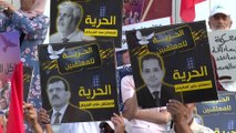 عائلات المعتقلين السياسيين في تونس يبدؤون اعتصاما مفتوحا