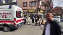 Otomobilin altında kalmaktan kıl payı kurtulan motosiklet sürücüsü