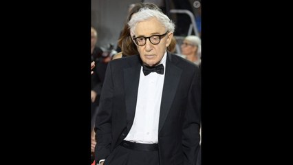 PHOTOS Woody Allen tout sourire au bras de son épouse Soon-Yi, l'instant interrompu par des manife